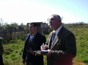 Pr Ricardo Almeida anotando os votos e doa&ccedil;oes dos irm&atilde;os para a constru&ccedil;&atilde;o da Igreja